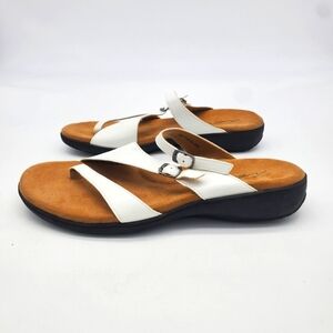 Trotters Shoes Women 9 The Vanna Buckle Thong Sandals White